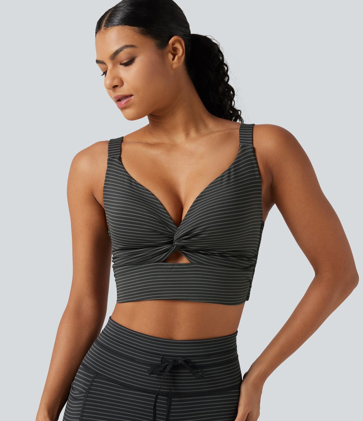 Brassière de sport push-up rayée à maintien léger, avec coussinets fixes, idéale pour le yoga.