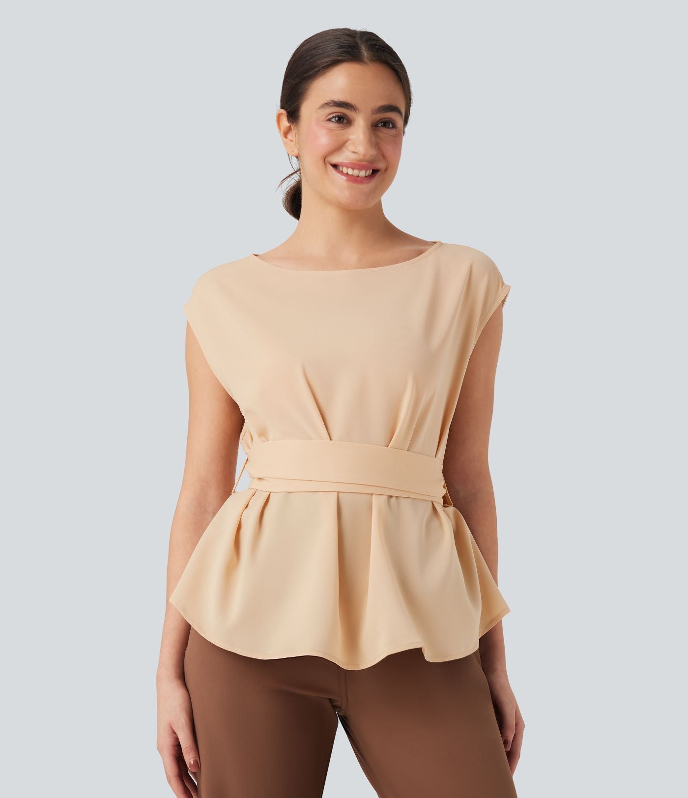 Blouse esprit bureau défroissage facile sans manches, encolure bateau et lien au dos