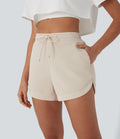 Short de yoga taille haute avec cordon de serrage, filet contrasté, ourlet courbé et poches