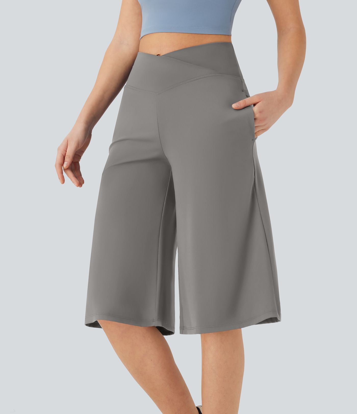 Pantacourt de yoga Cool Touch Softlyzero™ aérien à taille haute croisée, jambe large et poches