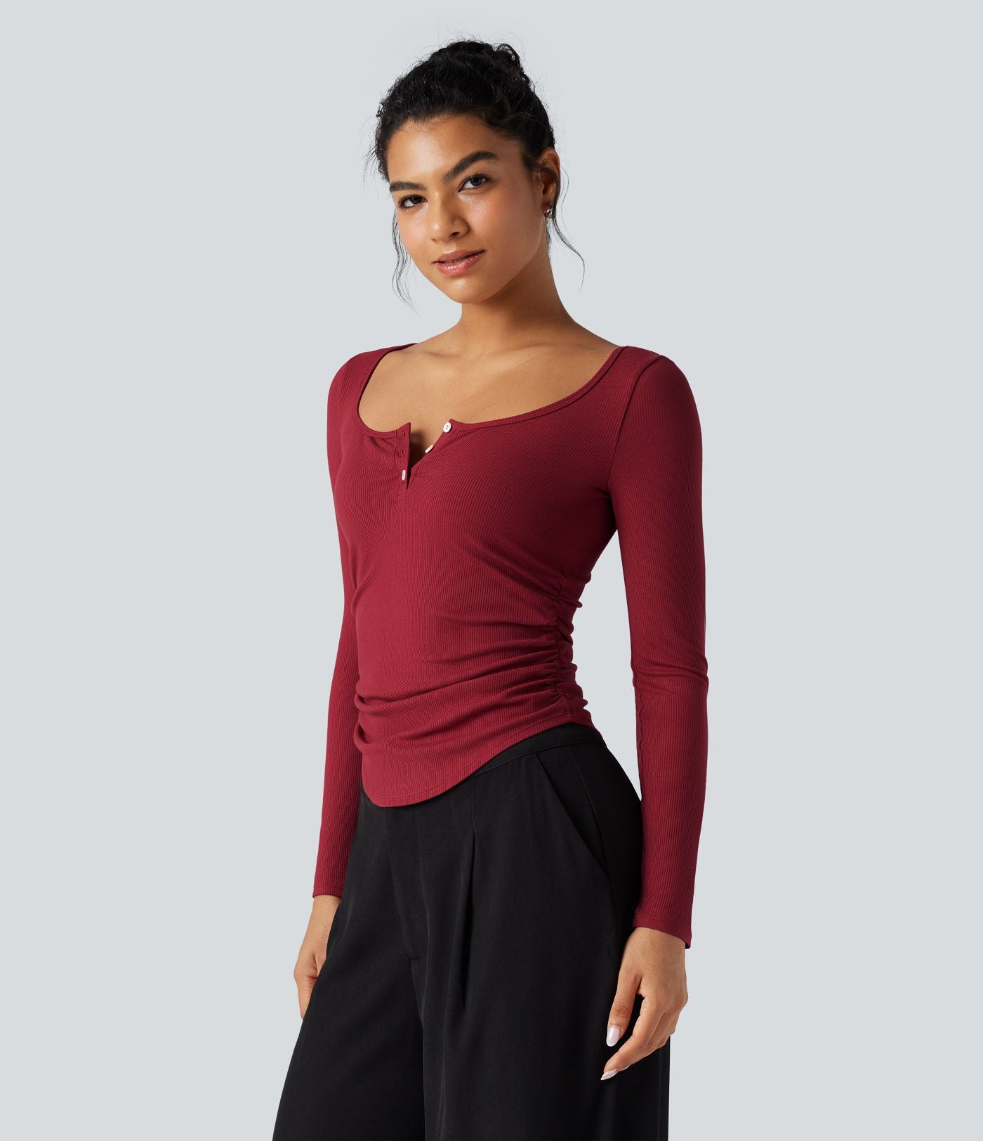 T-shirt tailleur côtelé col henley froncé ourlet arrondi manches longues