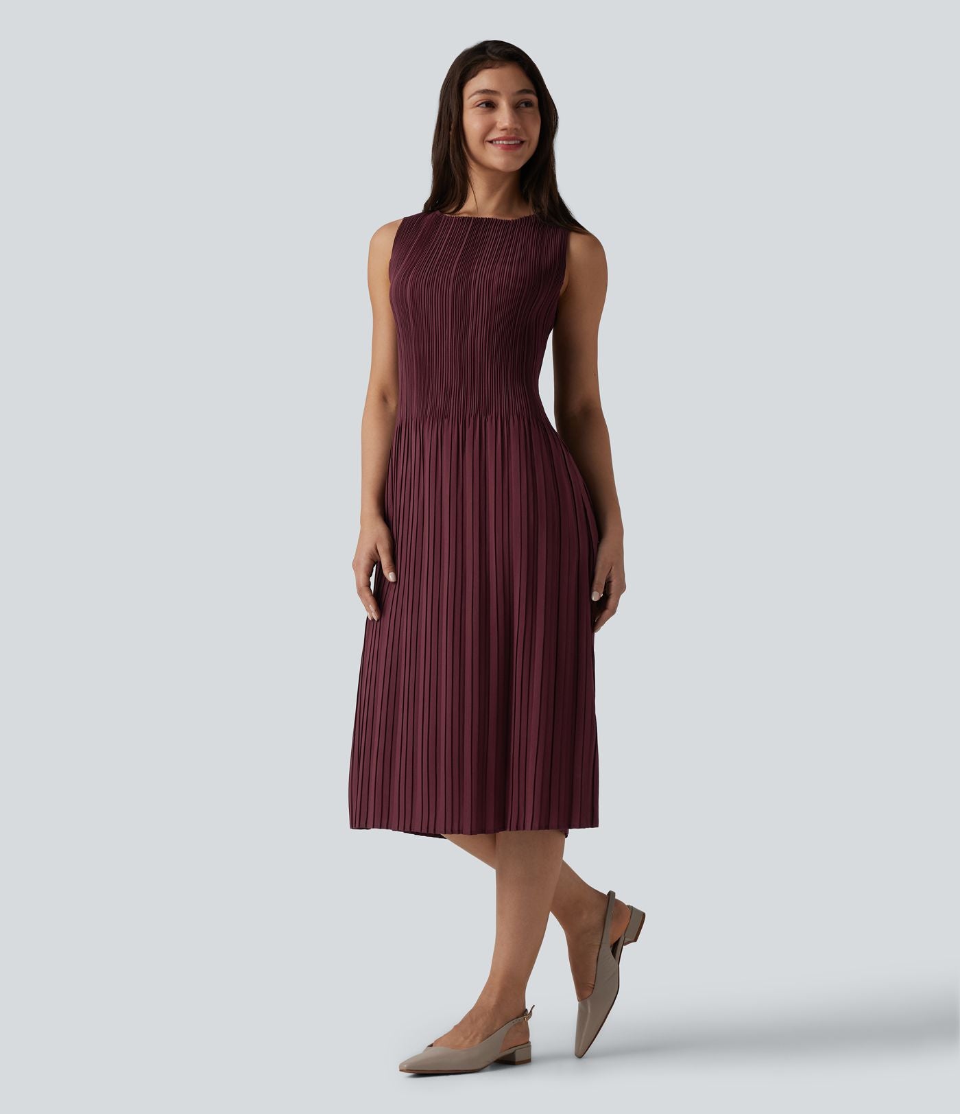 Robe mi-longue de travail ceinturée col bateau sans manches plissée
