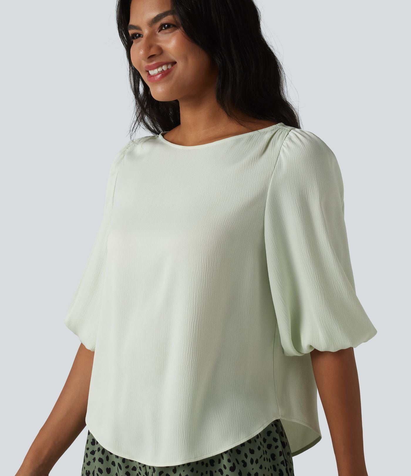 Blouse décontractée à manches bouffantes et ourlet arrondi texturé