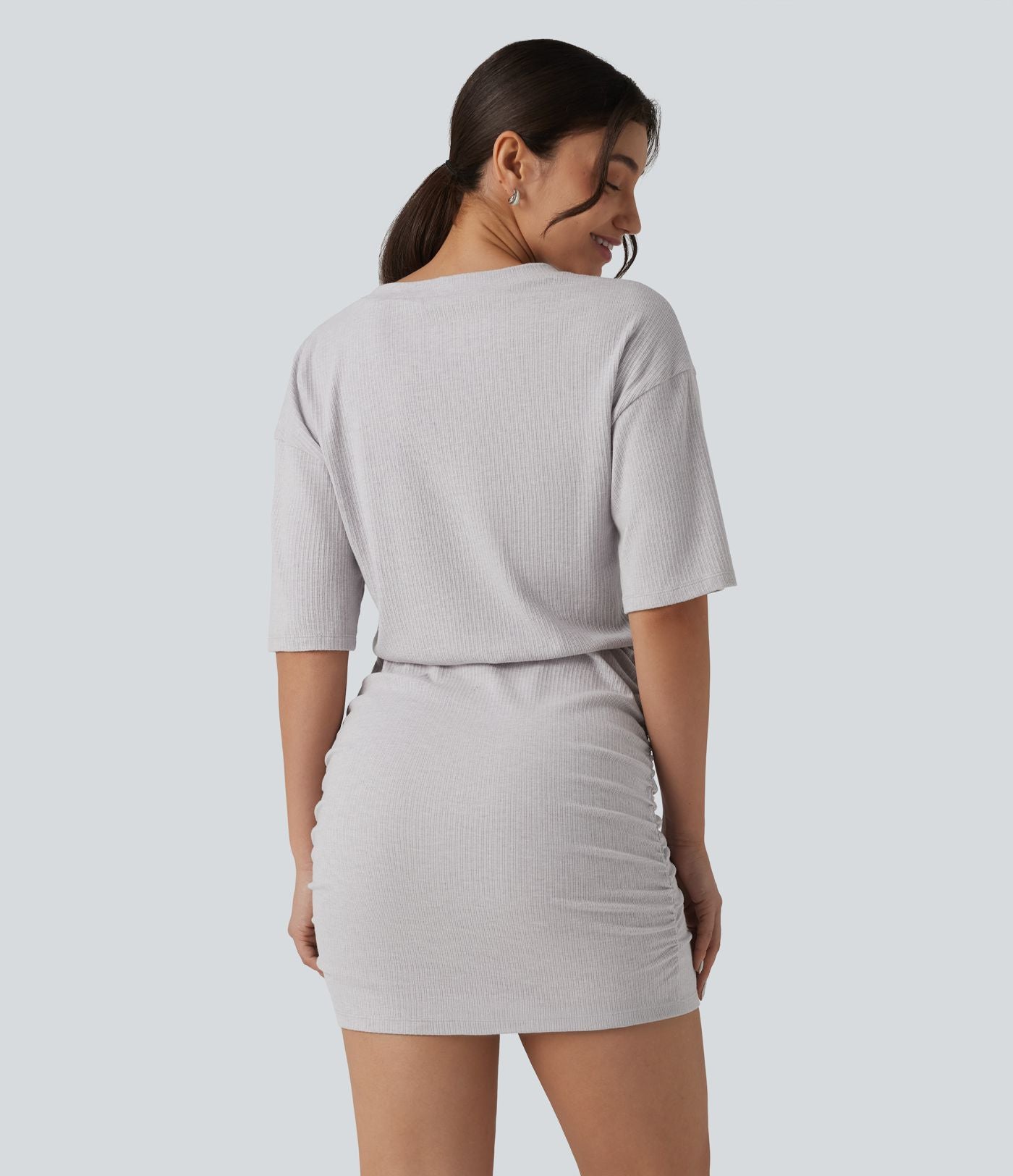 Robe mini moulante décontractée en maille côtelée, col V, manches courtes, froncée