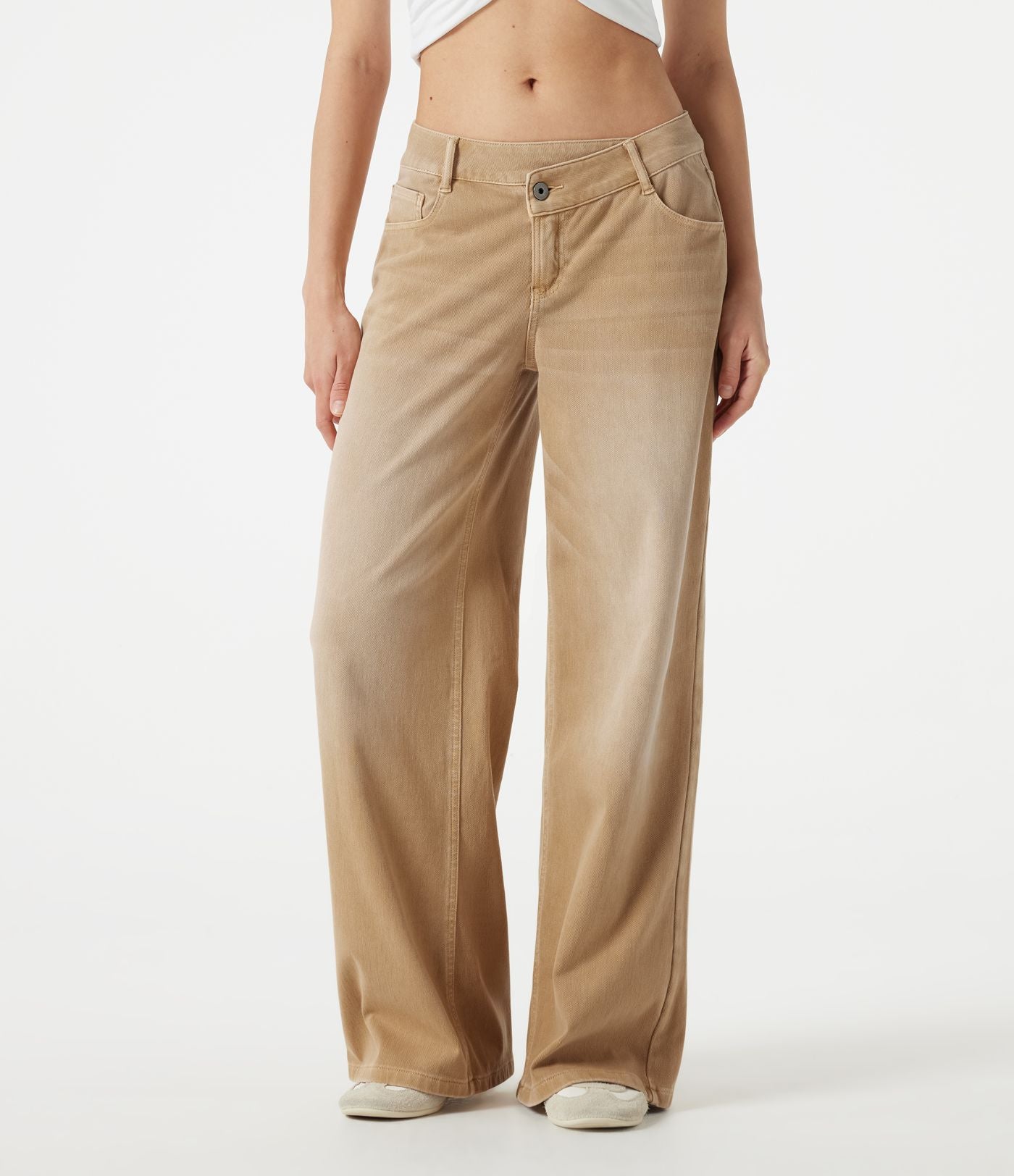 Jean large Halara Flex™ taille basse asymétrique à délavage coloré avec poches