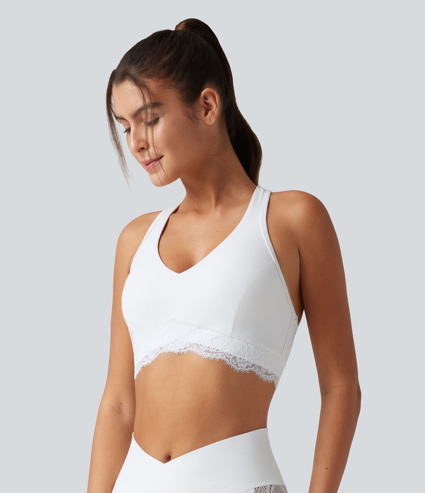 Halara UltraSculpt™ Brassière de sport maintien léger col V avec coussinets amovibles, dos nageur et dentelle contrastée
