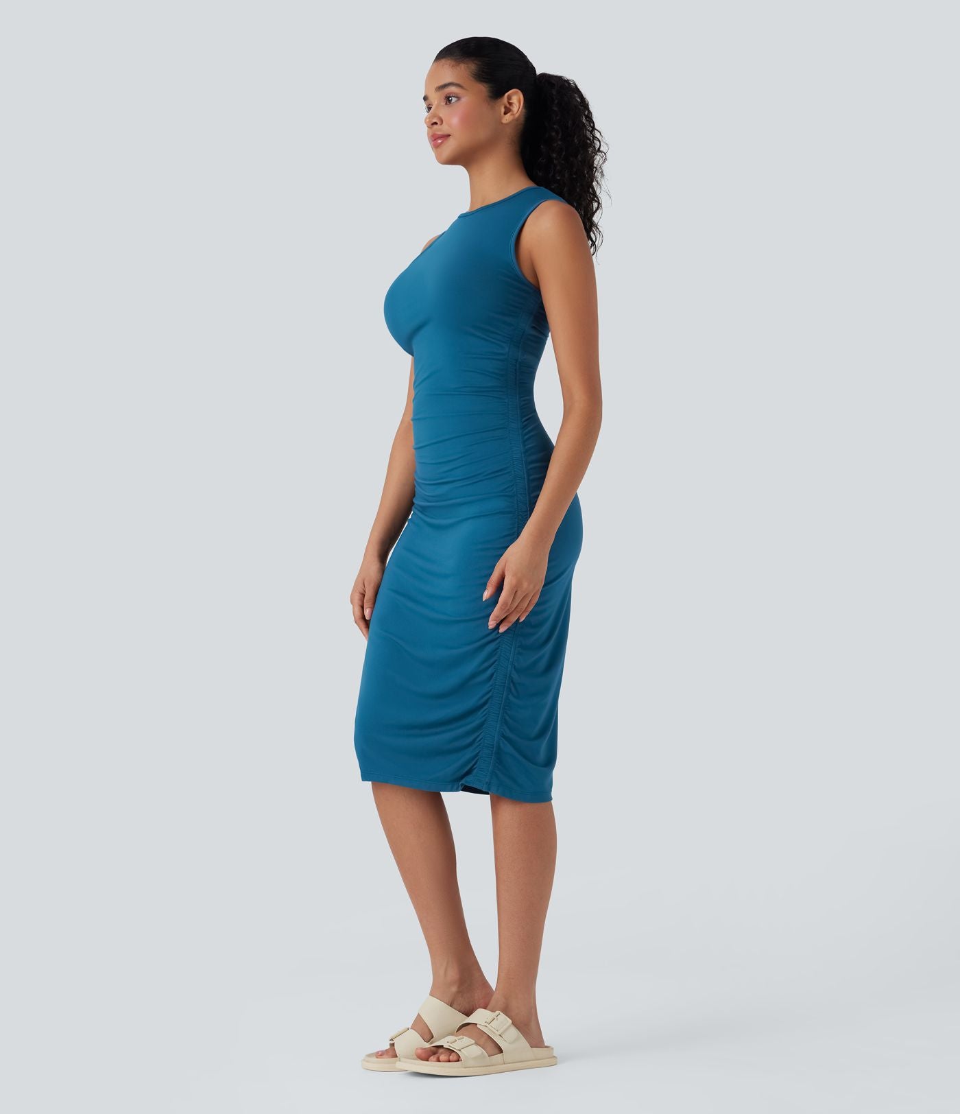 Robe casual moulante col rond sans manches froncée