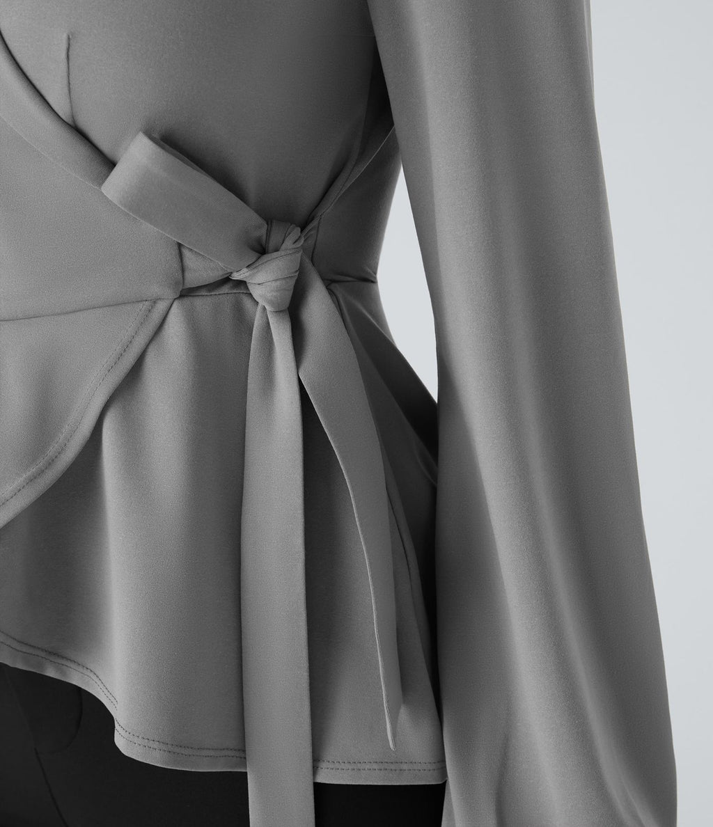 Blouse de travail à col châle, effet cache-cœur, lien sur le côté et ourlet à volants