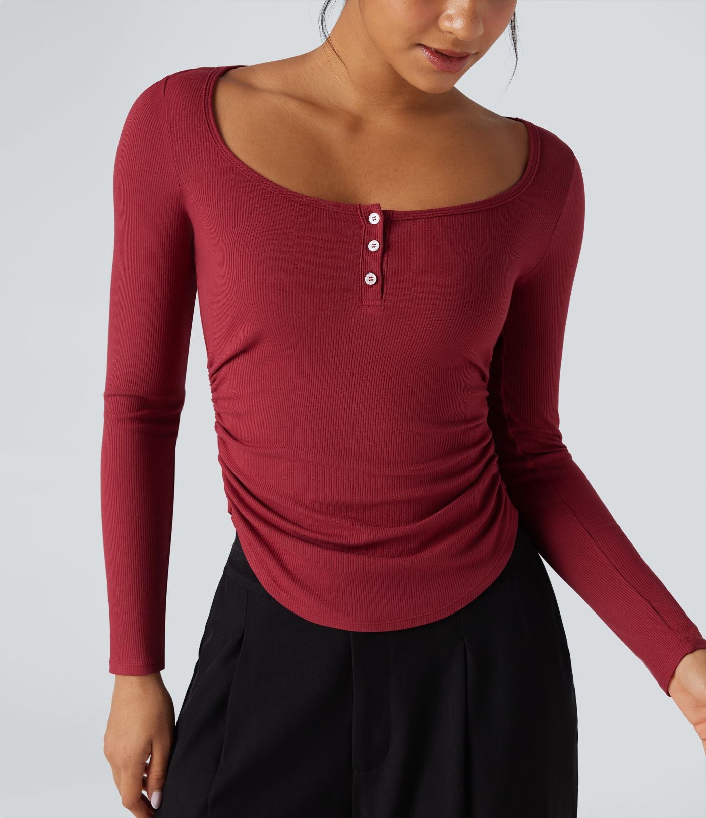 T-shirt tailleur côtelé col henley froncé ourlet arrondi manches longues
