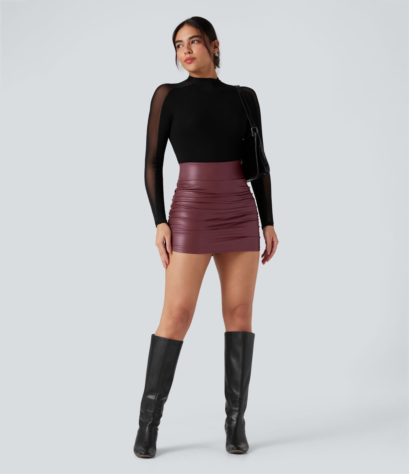 Jupe courte moulante 2-en-1 SoCinched gainante taille haute similicuir polaire froncée ourlet arrondi
