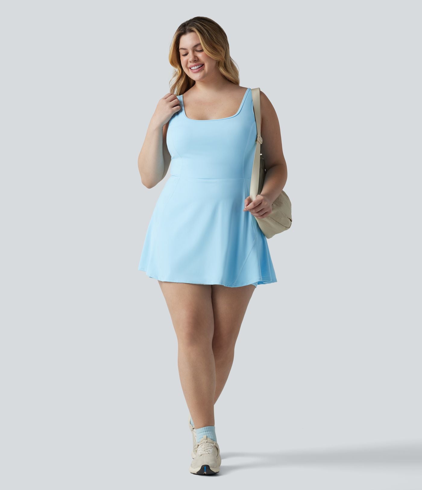Robe de sport mini grande taille SoftlyZero™ Airy à col U avec brassière intégrée 2-en-1 effet frais InstantCool avec poches, accès facile Easy Peasy