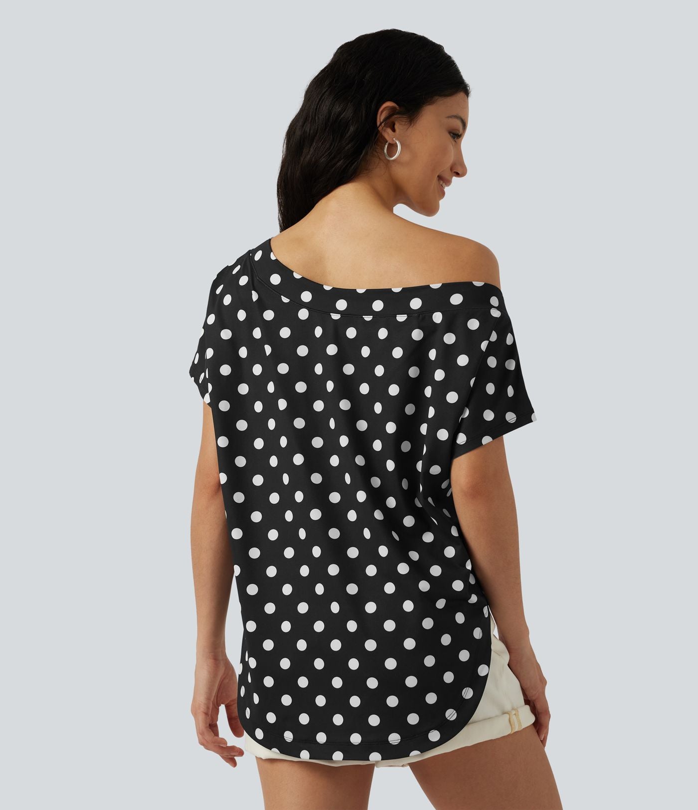 Top casual à pois épaule dénudée à manches courtes avec ourlet incurvé asymétrique et brassière intégrée