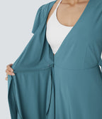 Robe décontractée midi Breezeful™ fluide à col V, manches courtes, design enveloppant, liens sur les côtés, poches latérales, volants et séchage rapide
