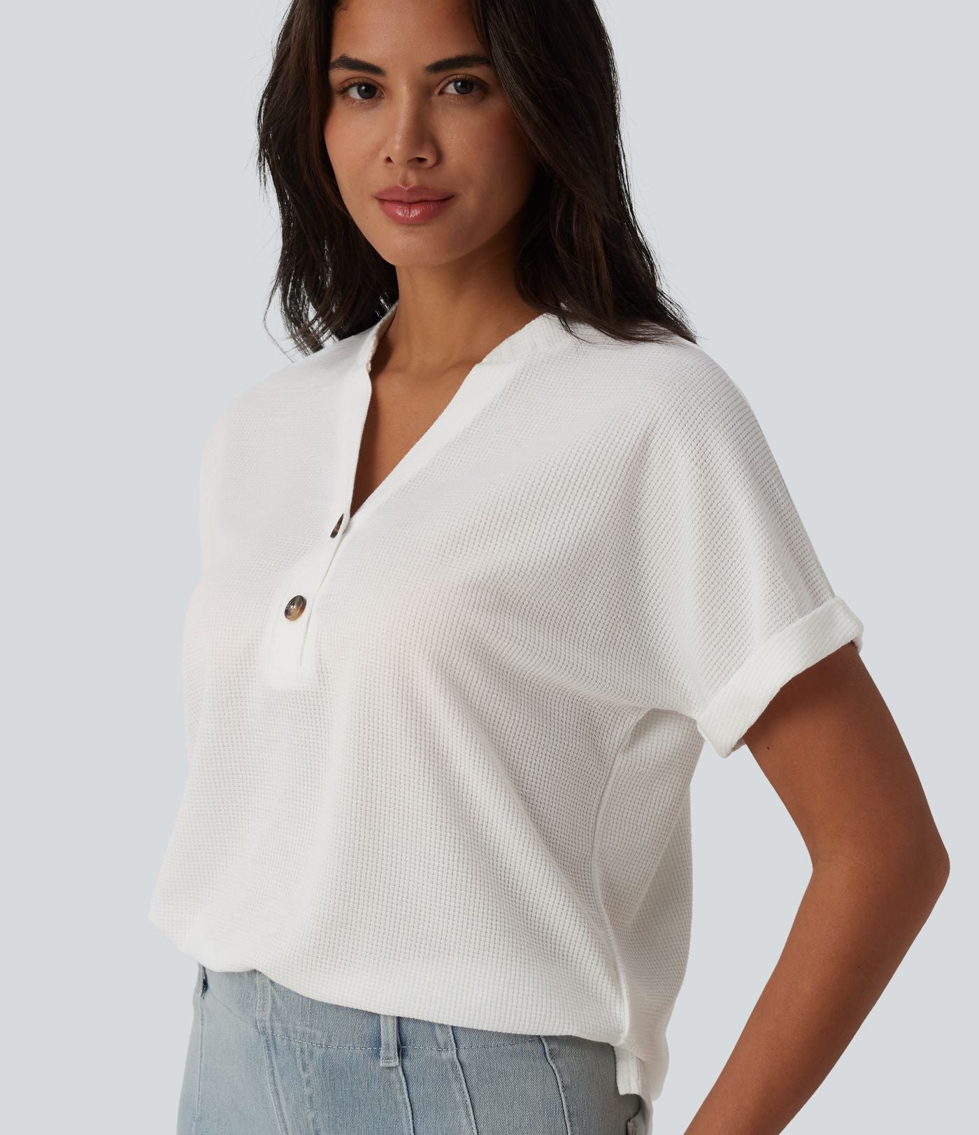 T-shirt casual en tissu gaufré col V à manches chauve-souris et boutons