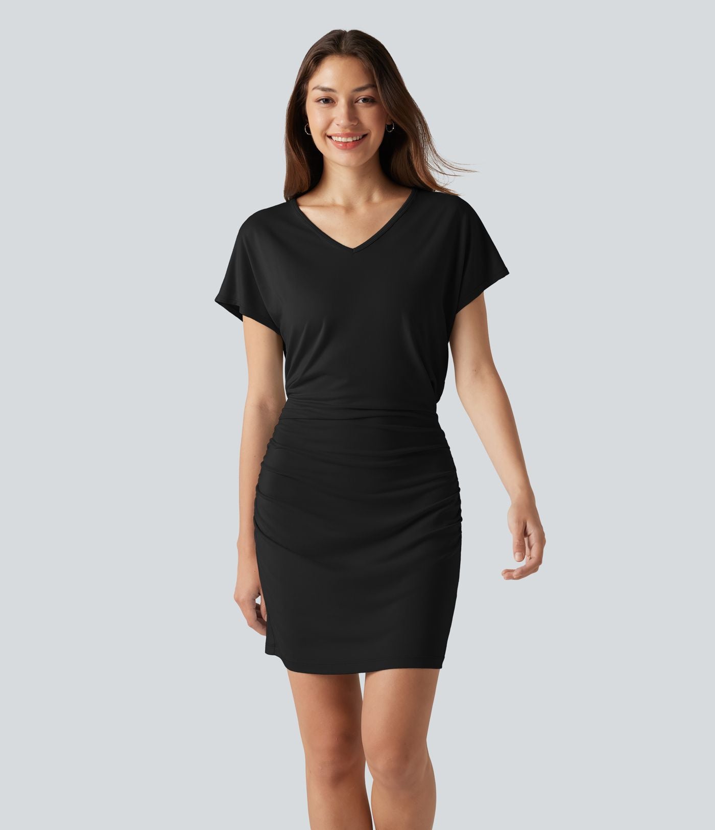 Robe courte moulante col V manches courtes froncée longueur mini allongée