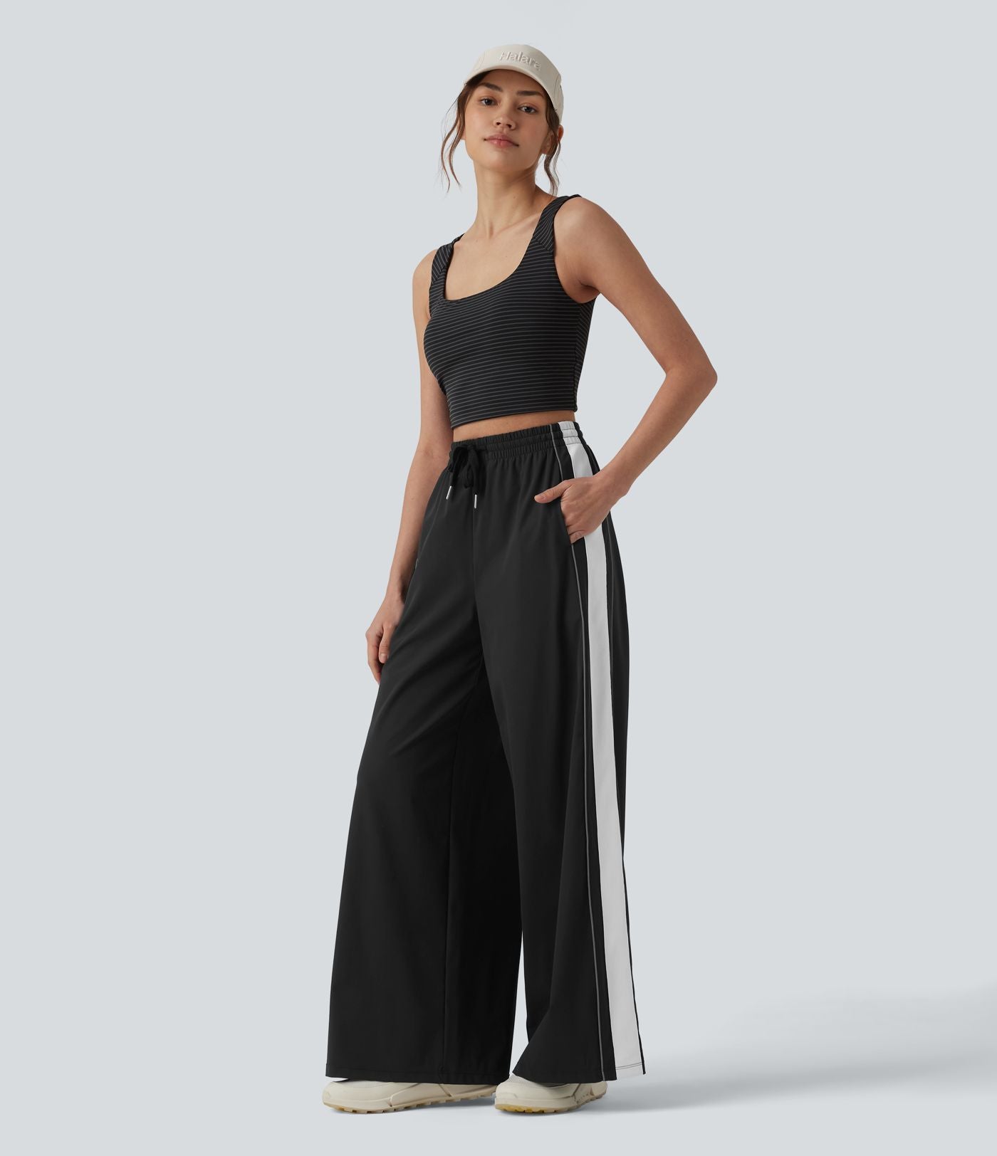 Pantalon running large à rayures taille haute avec cordon de serrage, séchage rapide et effet frais InstantCool avec poches, protection solaire UPF40+