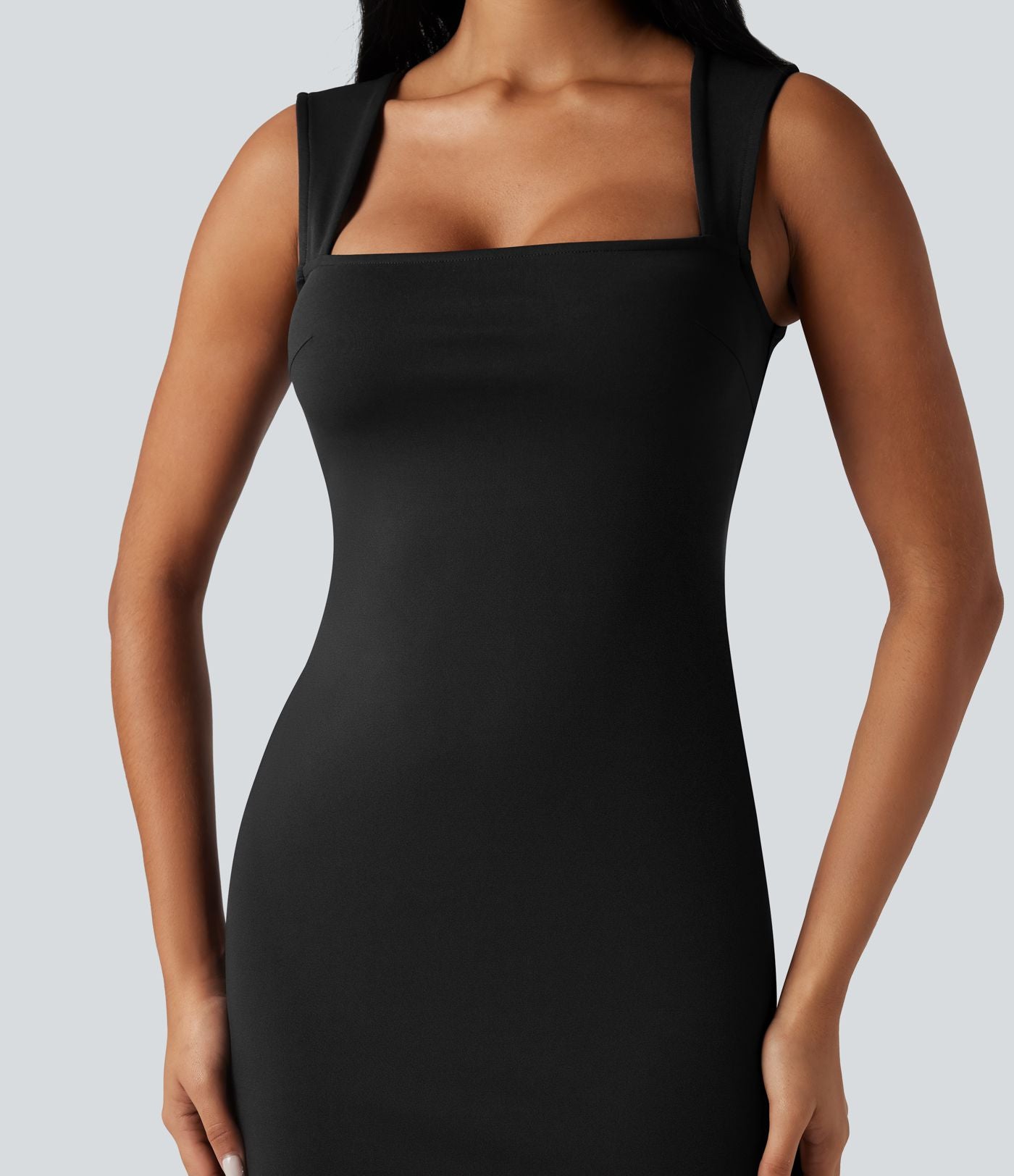 Robe mi-longue moulante fendue col carré sans manches