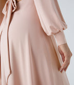Robe longue de demoiselle d'honneur et invitée de mariage, col V, dos nu, liens à nouer, boutons et manches évasées