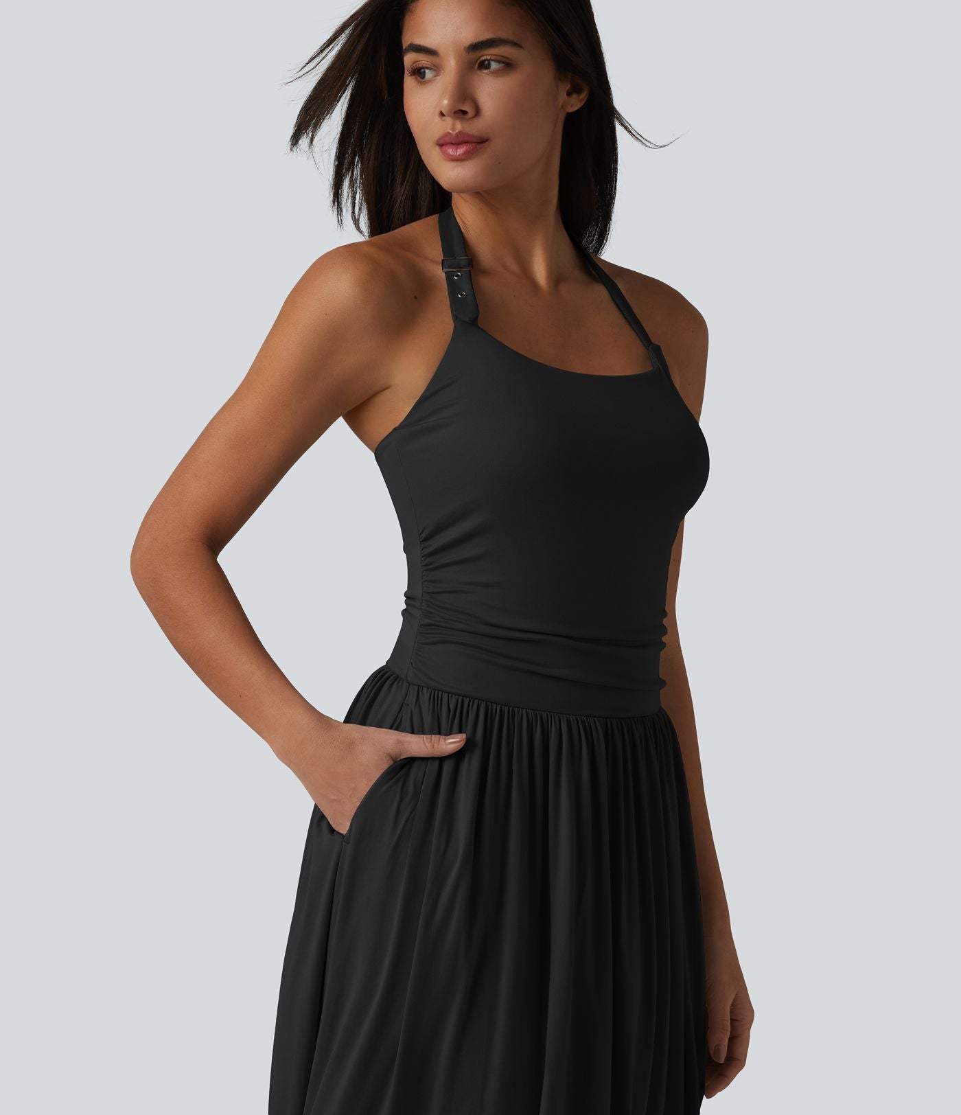 Robe longue fluide dos nu avec tour de cou, brassière intégrée et poches