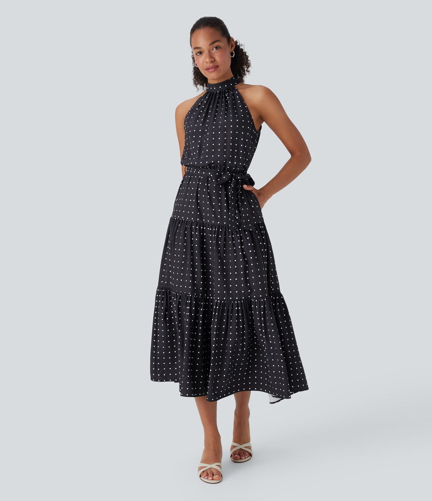 Robe mi-longue fluide de vacances à pois avec col licou, découpe dos, ceinture et poches latérales