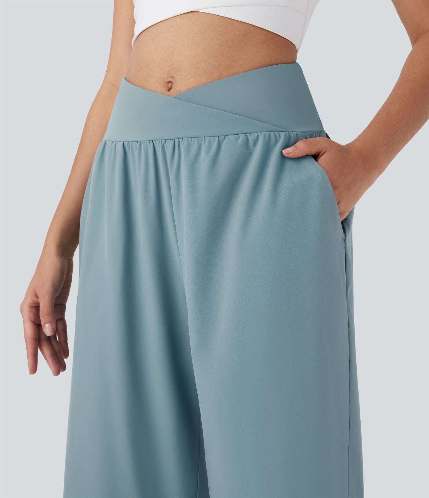 Pantalon capri de vacances Breezeful™ taille haute croisée avec poches latérales, fente et séchage rapide