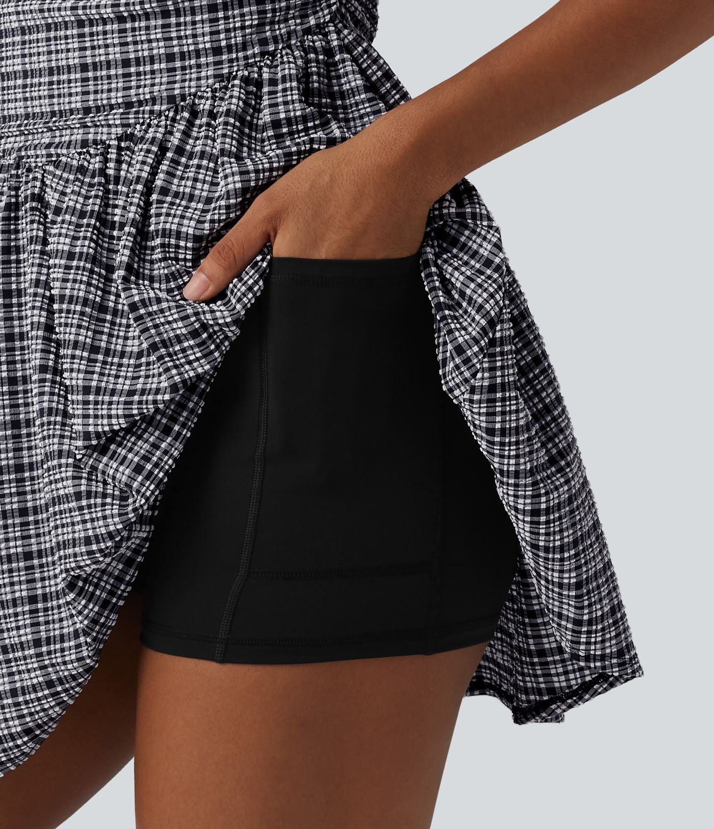 Robe de tennis active mini 2-en-1 à carreaux froissée à séchage rapide avec brassière intégrée, bretelles réglables et poches — Easy Peasy
