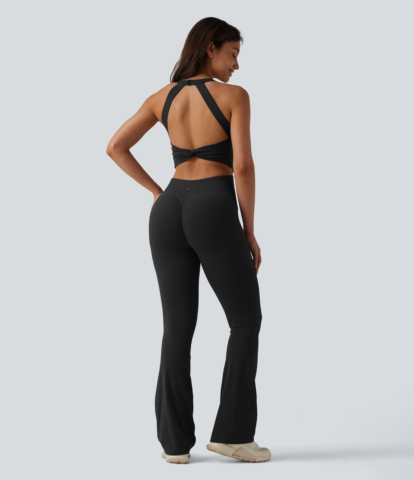 Combinaison de sport Halara UltraSculpt™ dos nu torsadé, effet ventre plat et fessier galbé, coupe bootcut, avec poches — Édition Easy Peasy