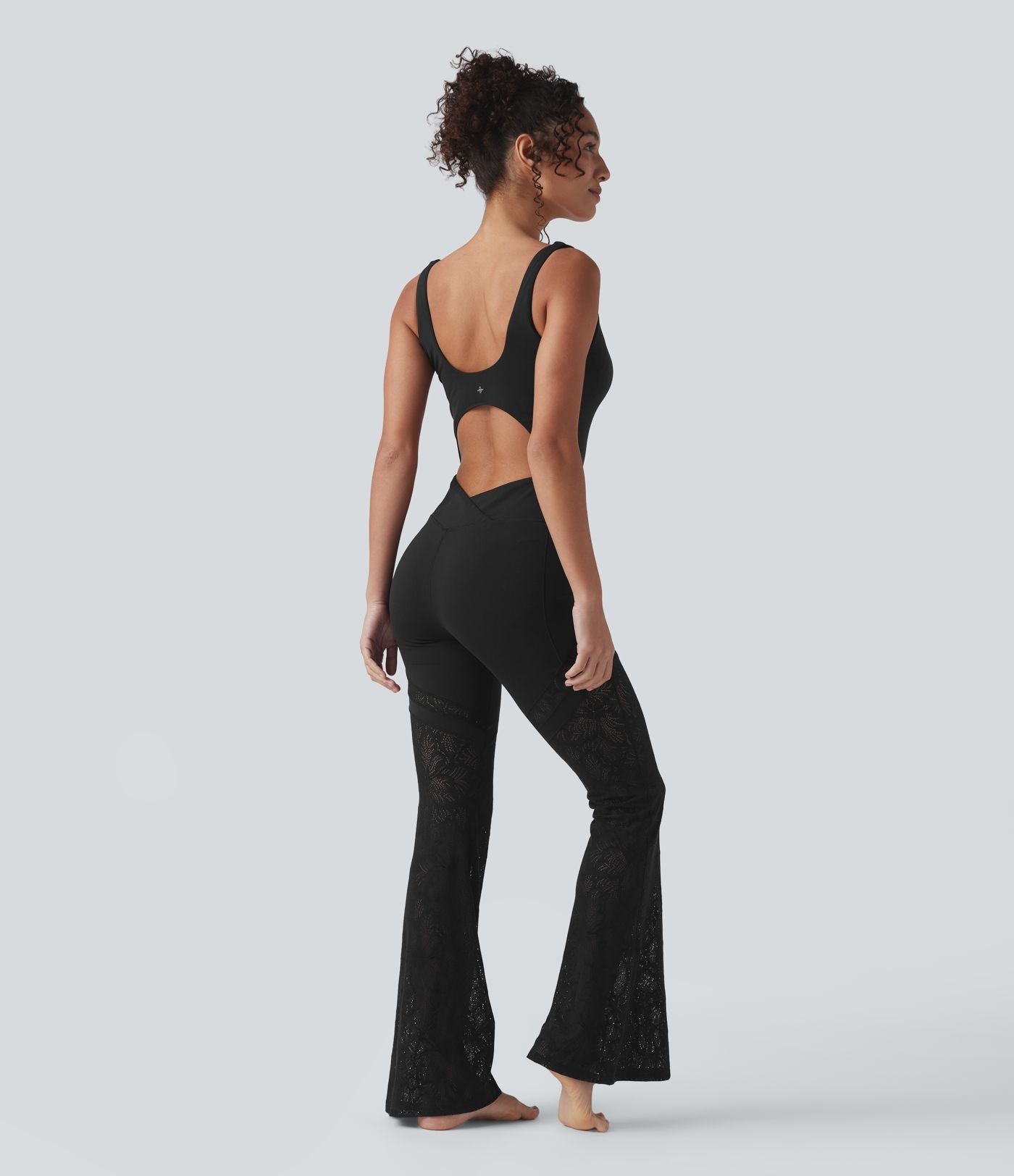 SoftlyZero™ Combinaison yoga évasée à col cœur avec découpes, dentelle contrastée et poches - UPF50+