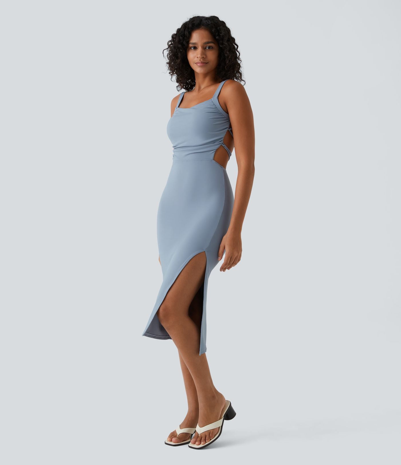 Robe midi laquée fendue, brassière intégrée, dos nu croisé