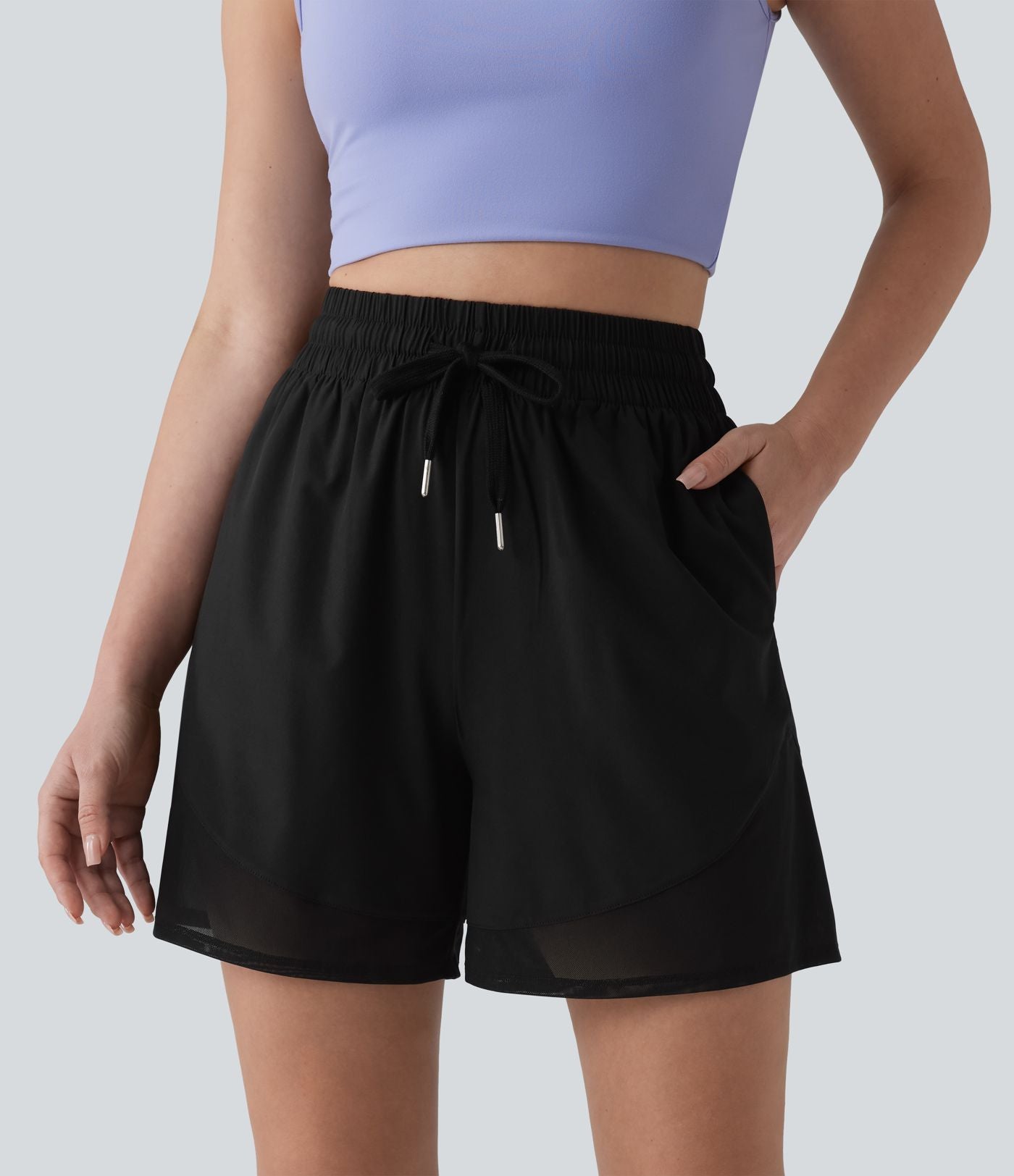 Short ample de yoga Breezeful™ 12,5 cm taille haute avec cordon de serrage, empiècements en mesh contrastant, séchage rapide et poches