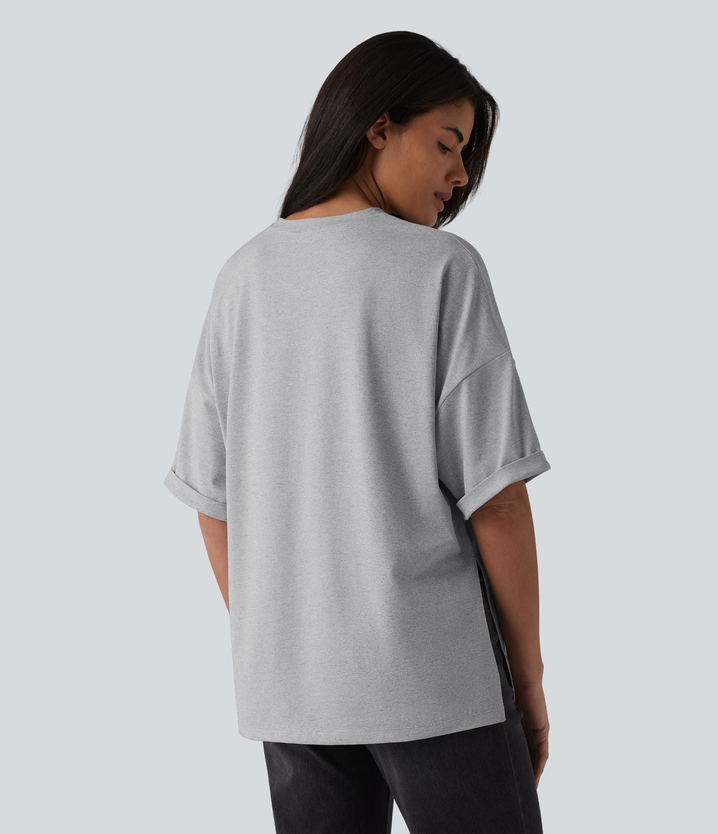 T-shirt décontracté col rond manches retroussées avec ourlet fendu
