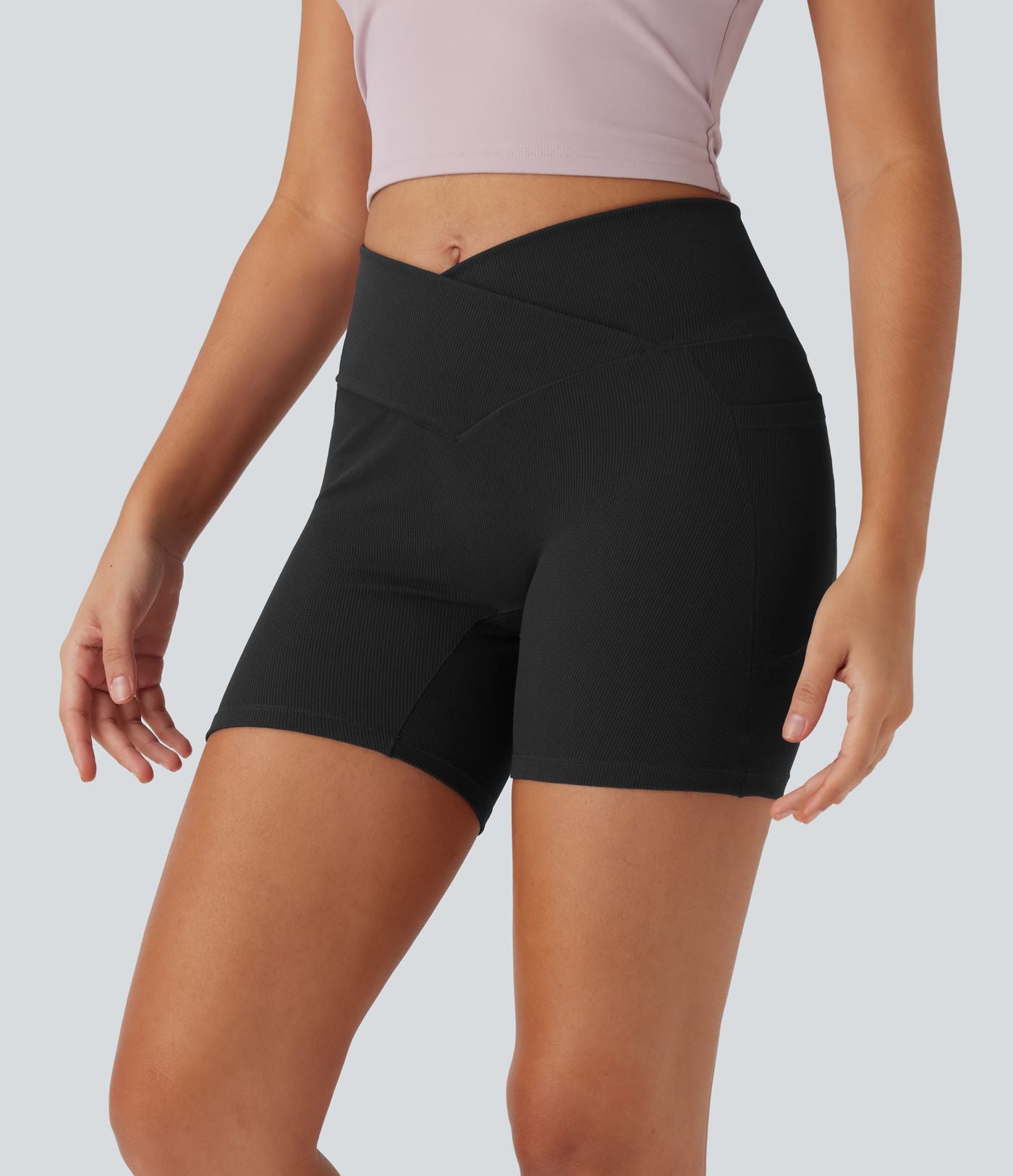 Short de yoga gaufré à taille haute croisée avec poches latérales 12,5 cm