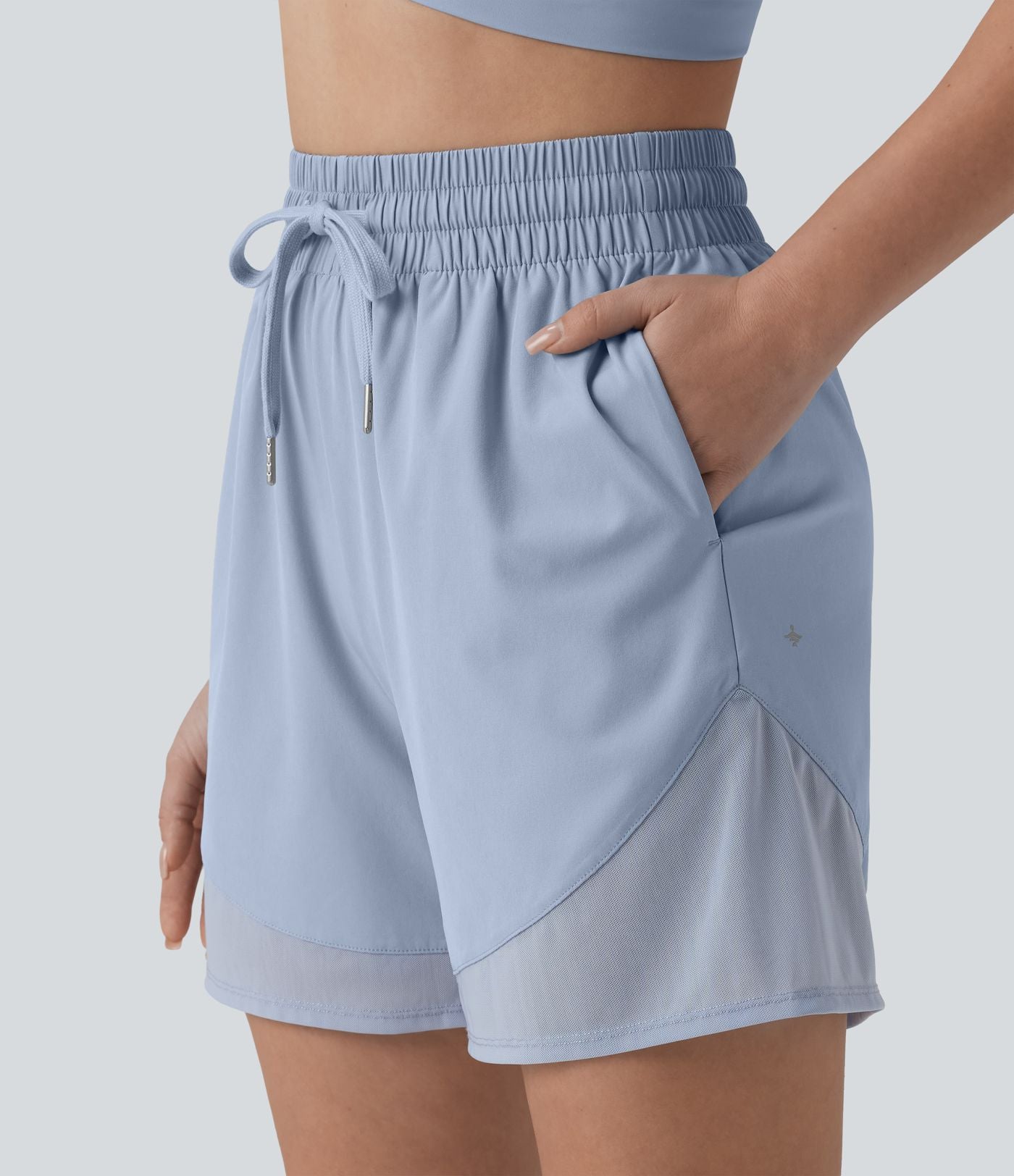 Short ample de yoga Breezeful™ 12,5 cm taille haute avec cordon de serrage, empiècements en mesh contrastant, séchage rapide et poches