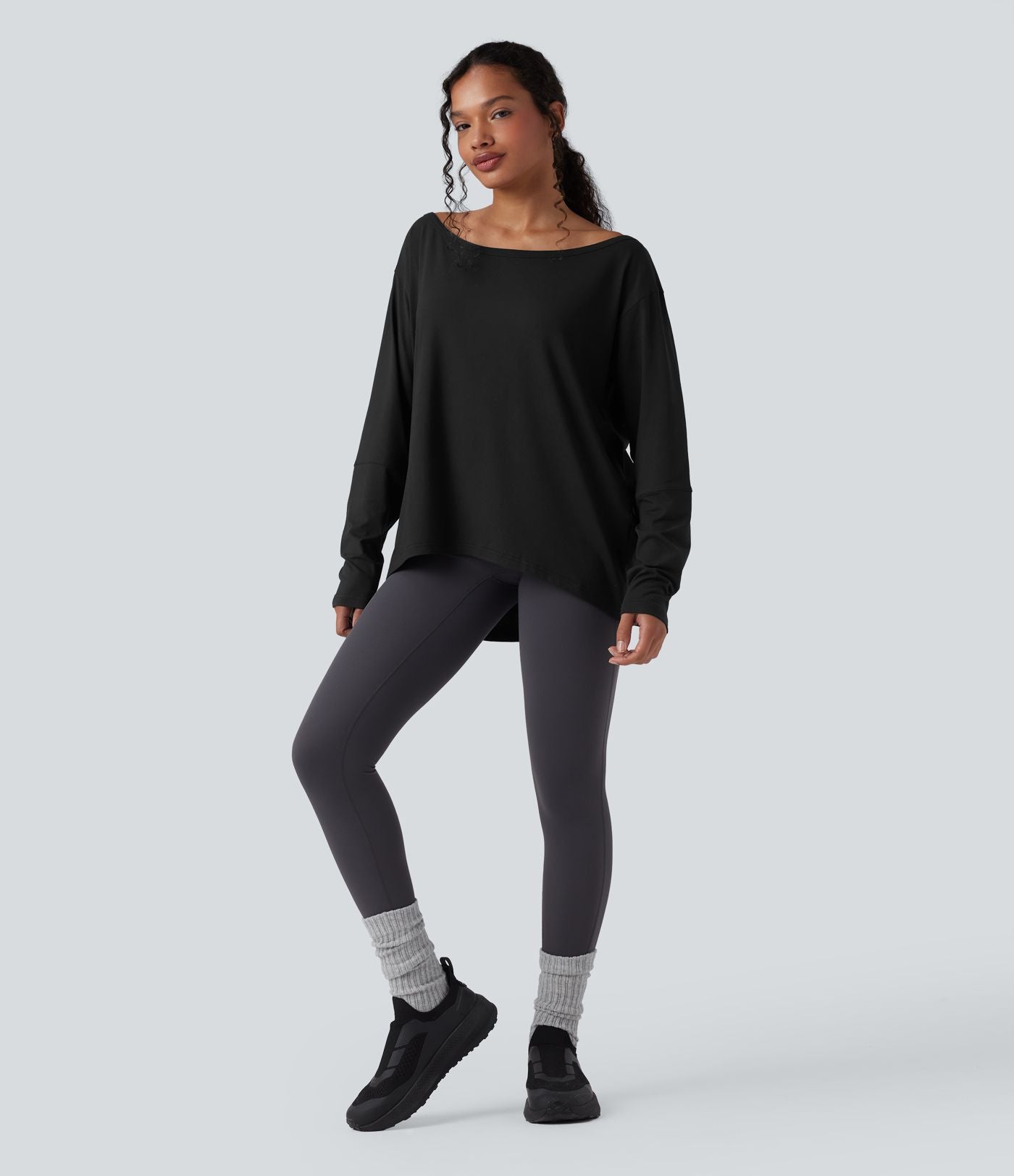 Haut de yoga ample asymétrique à manche longue
