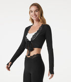 Haut yoga crop top SoftlyZero™ Plush à manches longues avec passe-pouces, nœud devant et dentelle contrastée