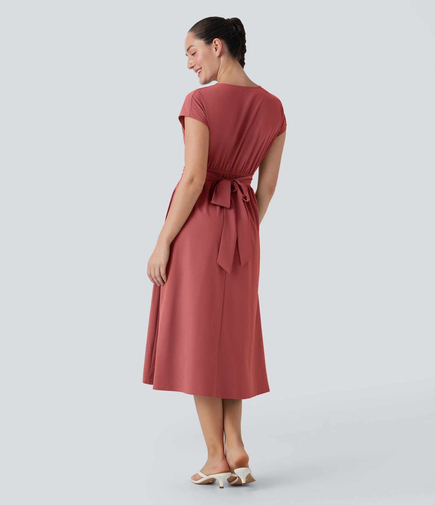 Robe midi Breezeful™ col V manches courtes à liens dans le dos séchage rapide avec poches latérales