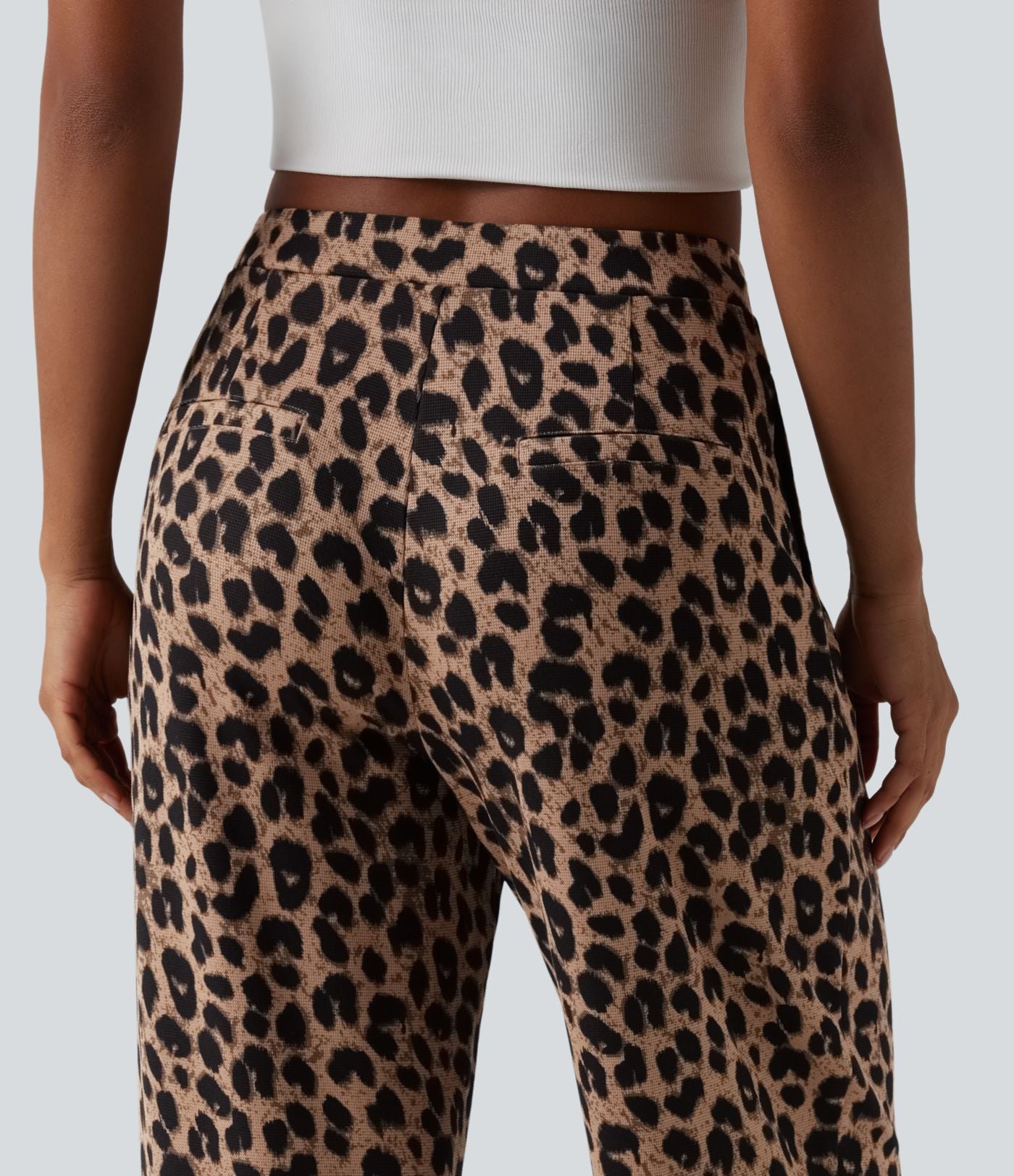 Pantalon tailleur fuselé asymétrique taille mi-haute gaufré imprimé léopard avec poches
