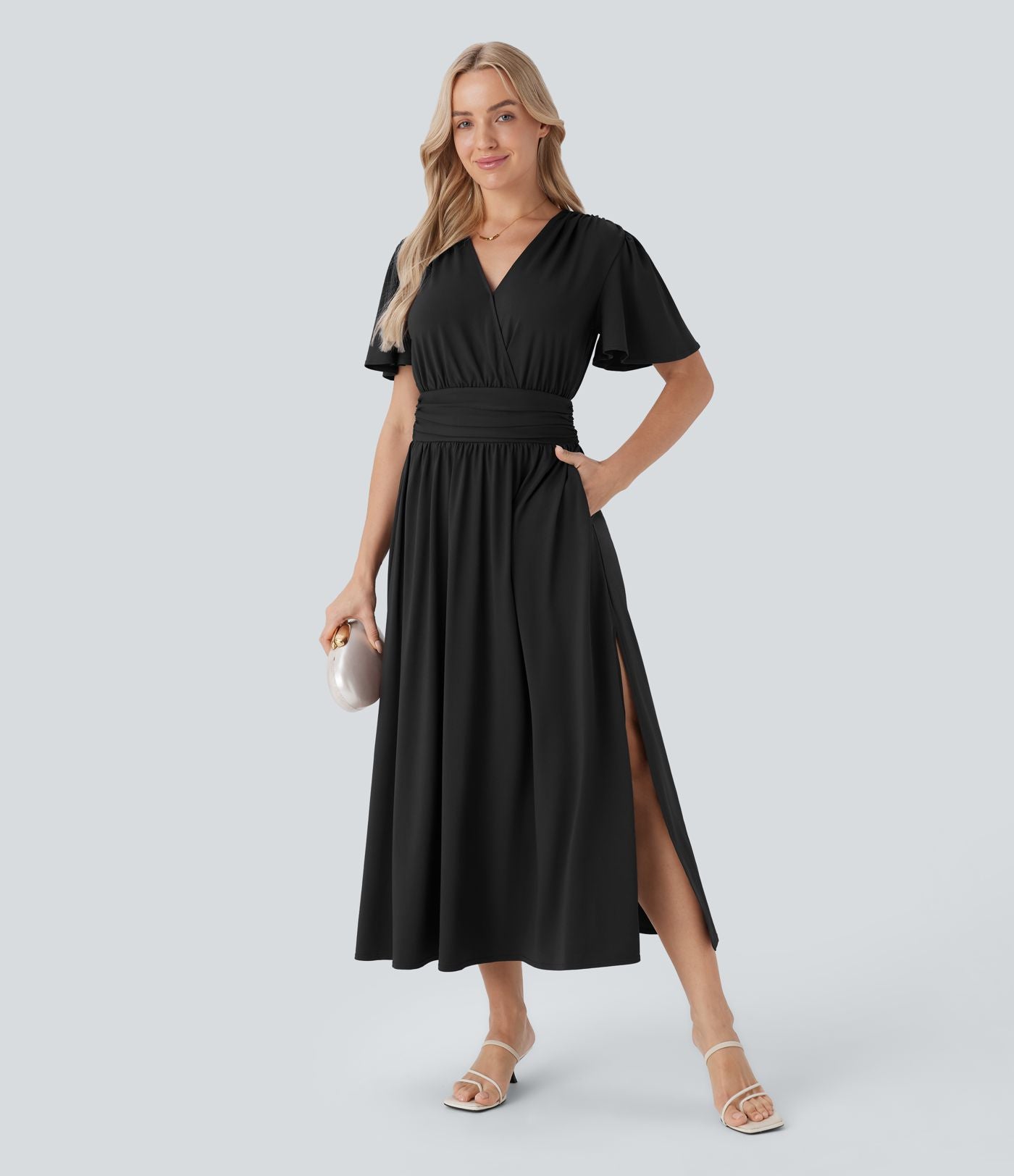 Robe mi-longue fluide de villégiature avec col V, manches courtes, drapée et fendue