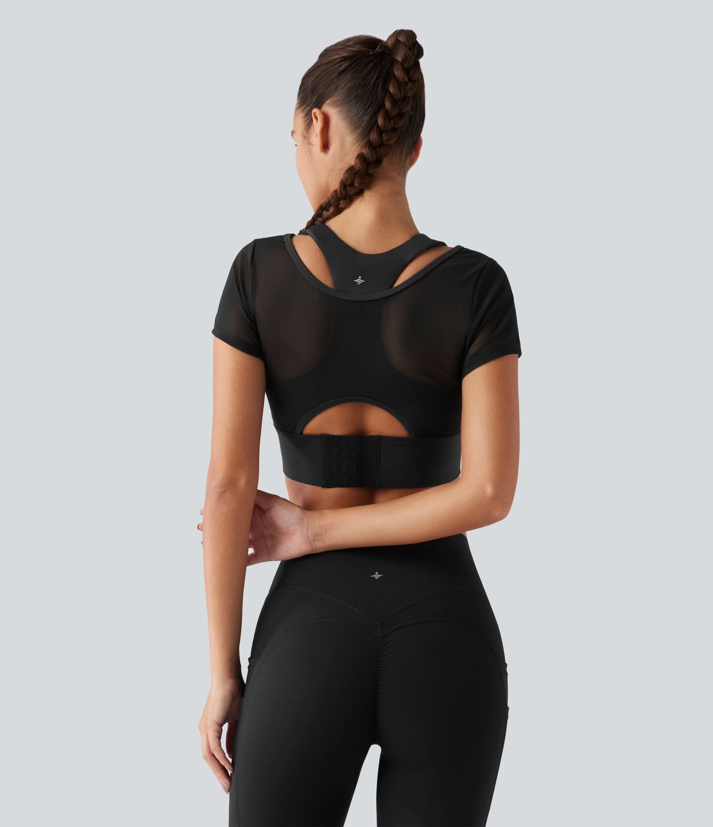 Crop top de running effet frais InstantCool à séchage rapide avec encolure bateau, mesh contrasté, manches courtes, coussinets amovibles et protection solaire UPF50+