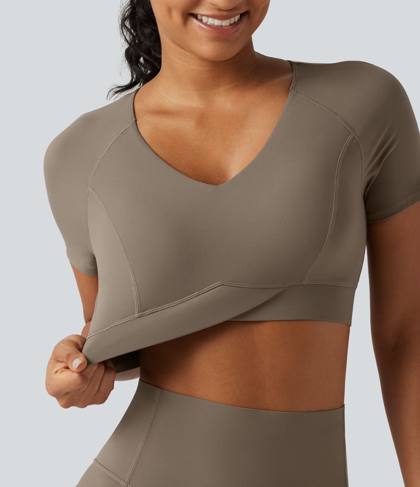 Haut de sport court Halara UltraSculpt™ à col V avec ourlet croisé, manches courtes, coussinets amovibles, bonnets E à G