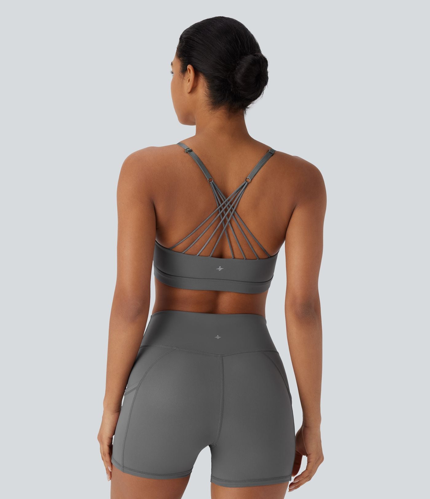 Brassière de sport en similicuir à faible maintien, dos nu, bretelles croisées ajustables et séchage rapide pour yoga
