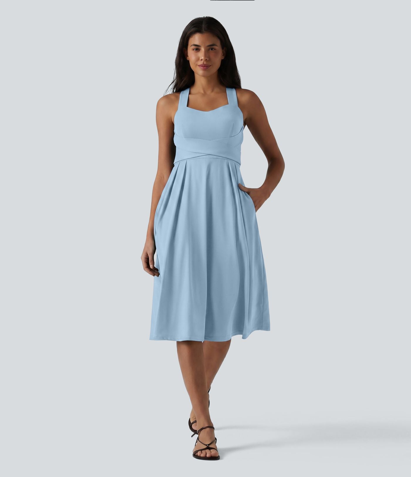 Robe midi fluide sans manches décolleté cœur avec bretelles croisées, nœud dans le dos et poches