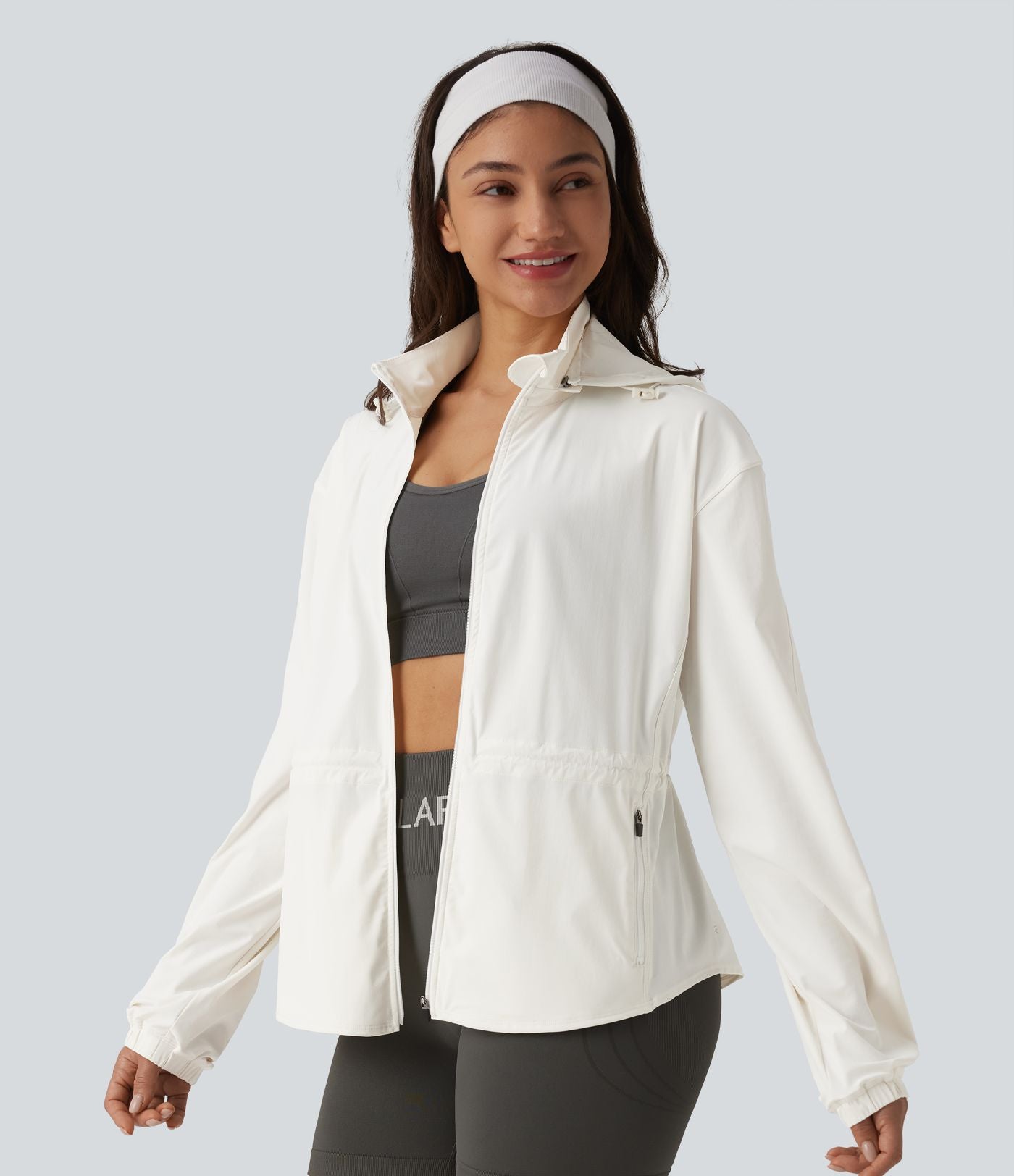 Veste de sport déperlante à capuche amovible avec cordon de serrage et poches zippées