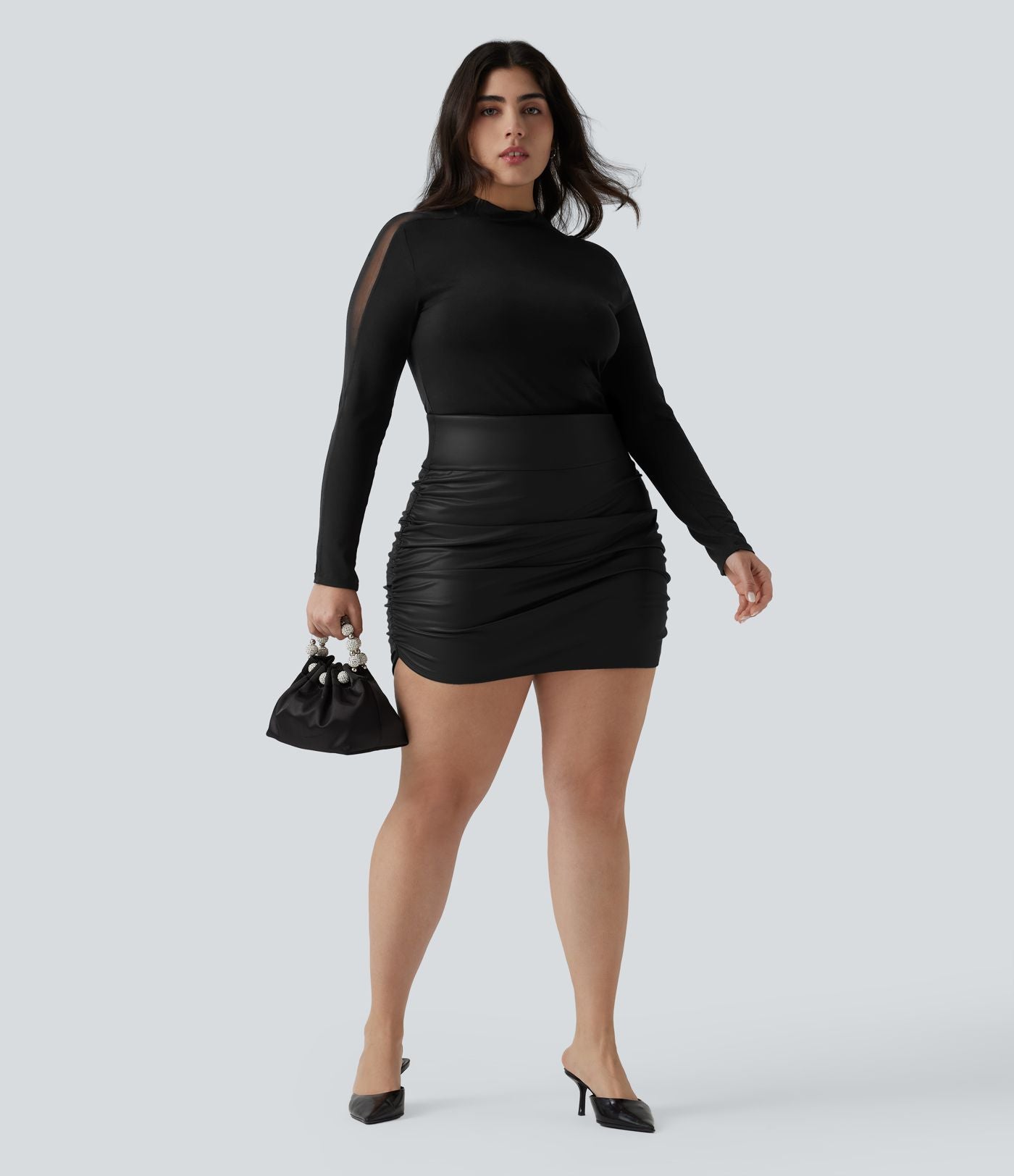 Jupe mini moulante grande taille 2-en-1 en molleton et tissu enduit taille haute gainante avec fronces et ourlet arrondi