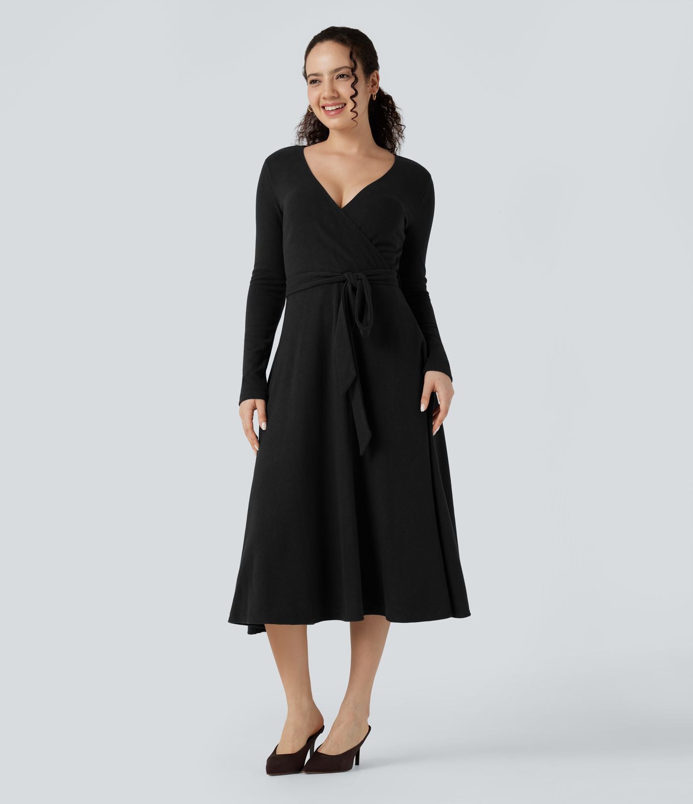 Robe fluide côtelée col V manches longues ceinturée mi-longue
