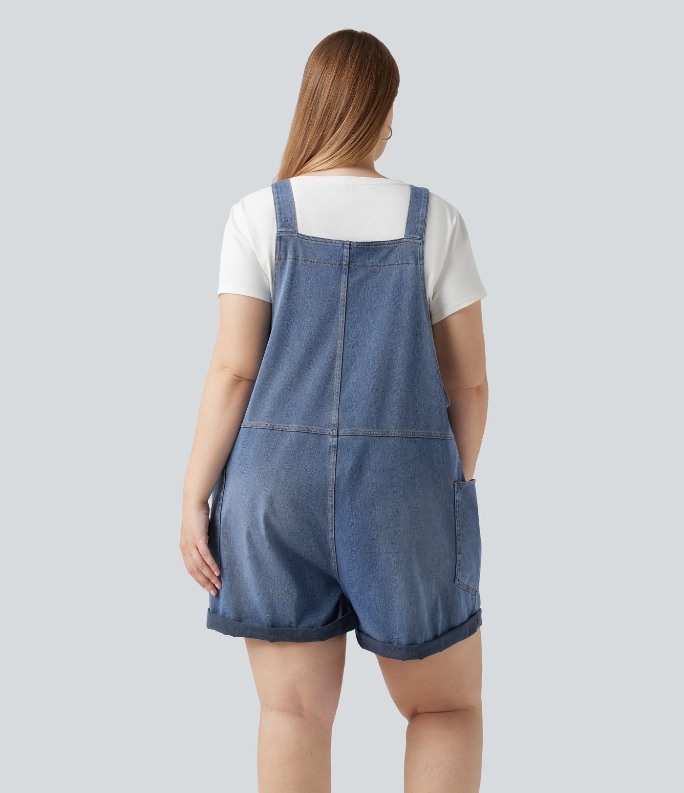 Salopette-short délavée grande taille en Jean Halara Flex™ Denim à col V avec ourlets retroussés et poches