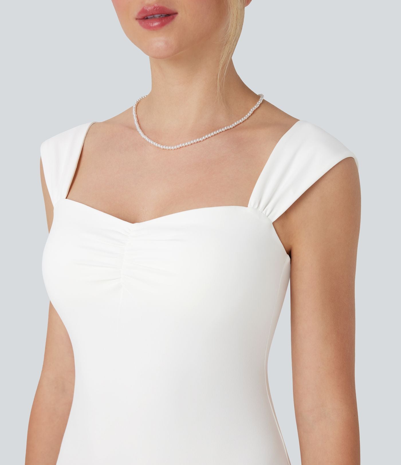 Robe moulante mi-longue décolleté cœur