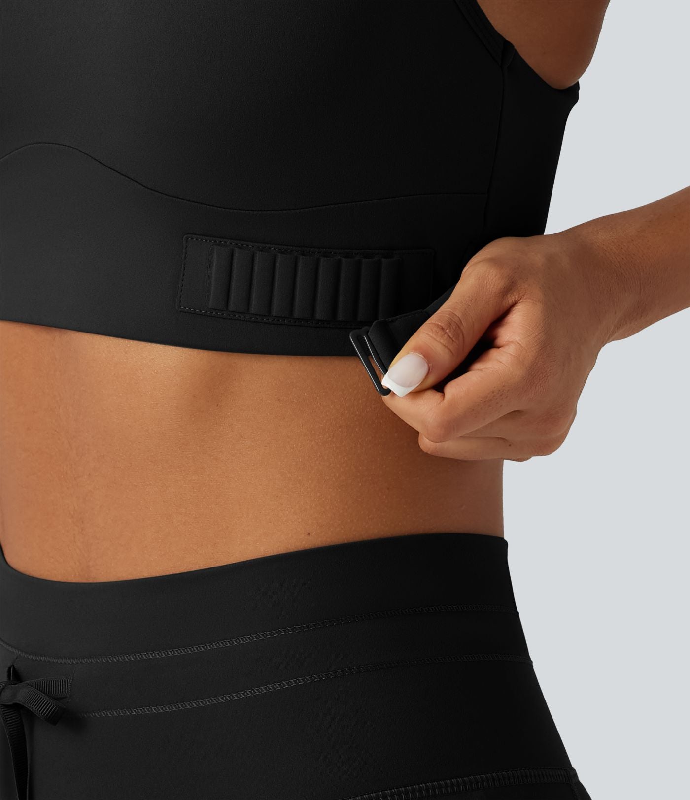 Brassière de sport à maintien moyen avec dos croisé, boucle réglable et brassière intégrée en mesh respirant, effet frais InstantCool, séchage rapide, protection solaire UPF50+