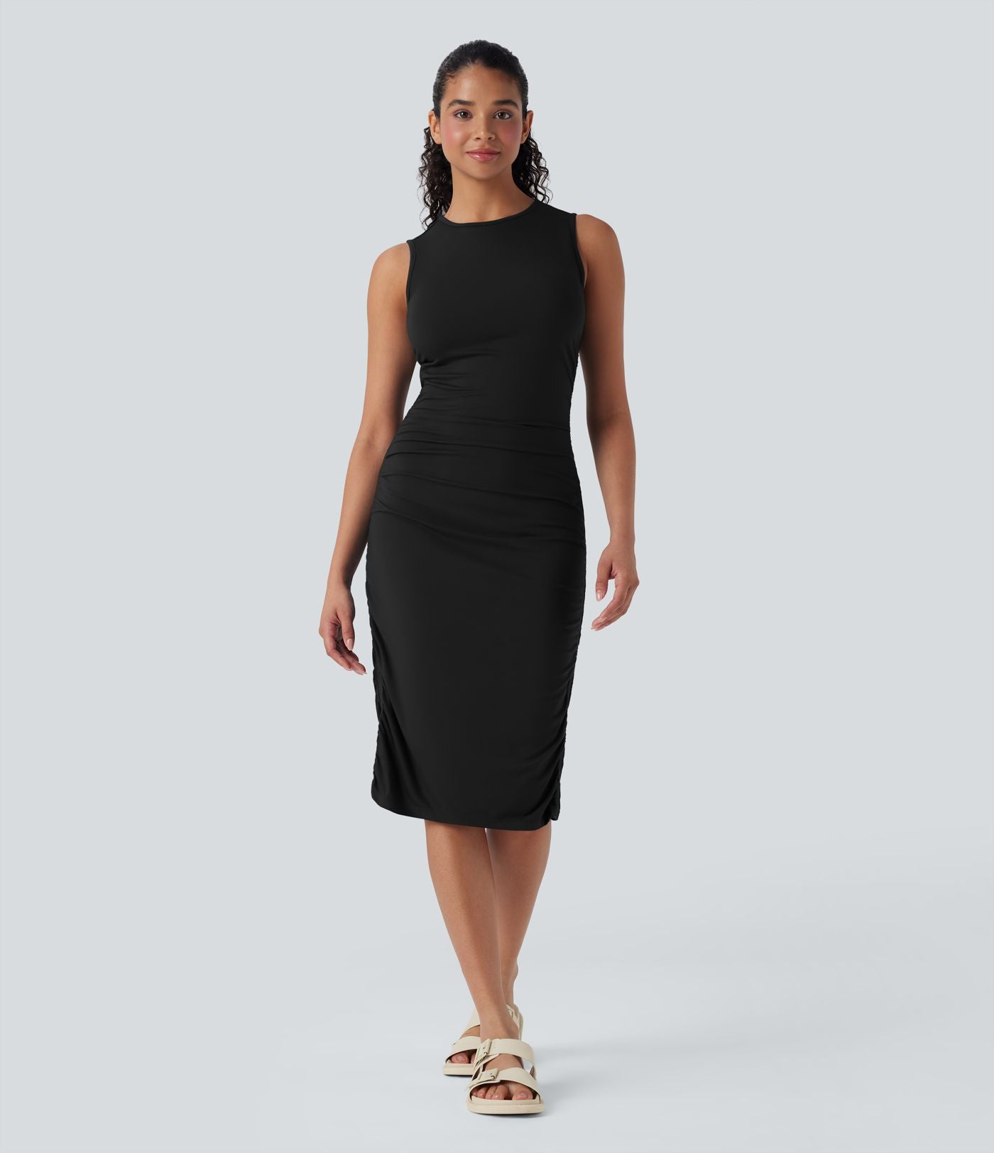 Robe casual moulante col rond sans manches froncée