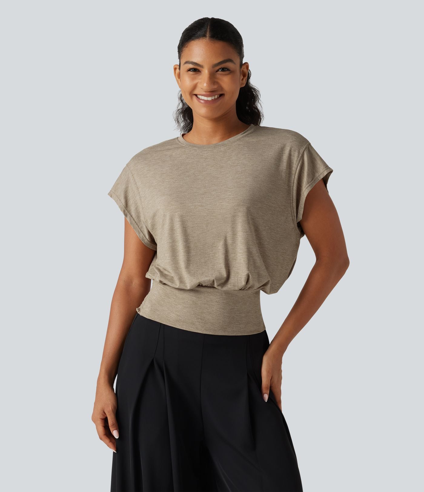 T-shirt froncé à encolure arrondie et manches courtes